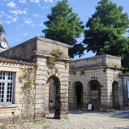 Casa de hóspedes Maison Charmeilles - Le Canon De 3*